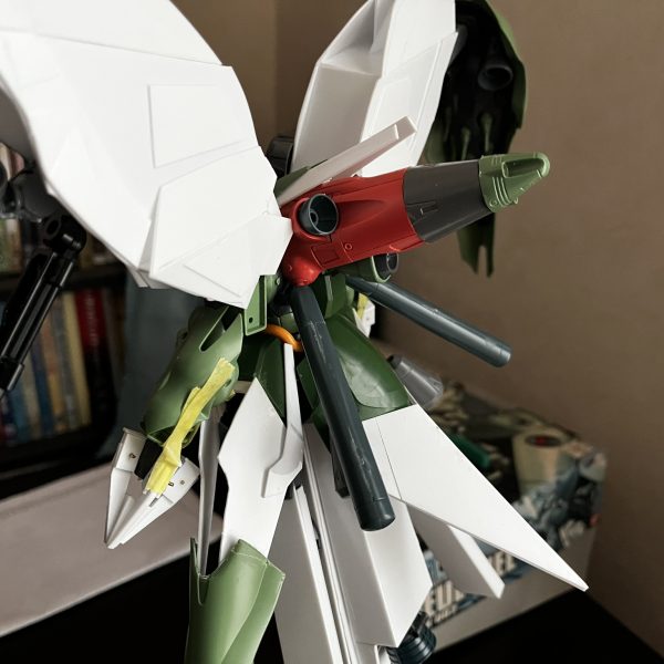 100円ショップのハンガーアーム！まさしくノイエジールの隠し腕を具現化したようだ！背面はガーベラのシュツルムブースターがそっくりだったので切断後にスラスターにSDノイエのパーツをくっつけて制作しました。（2枚目）