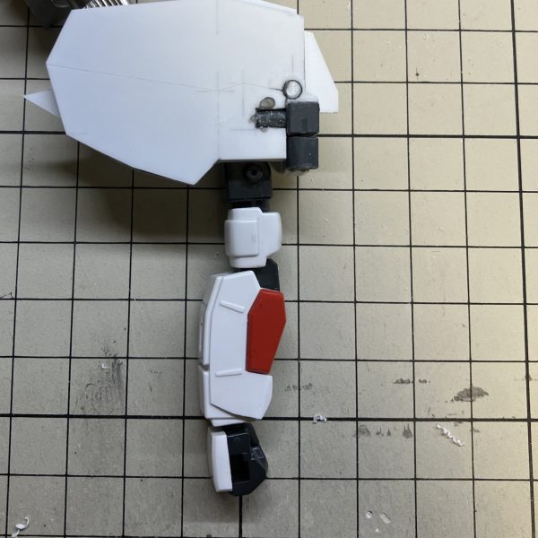 肩を進めていく。一部関節にはボールデンを使用。5mm角に3mm穴のジョイントが市販されているのは嬉しい。作るのは大変なので。変形は可能。また、関節を追加することで肩を動かさずに腕だけ前に出す事も可能。これで例のポーズもできる…が、装甲をスライドさせなくても干渉せずに腕を前に出せてしまう…。強度的にはこれでいいんだけど。強度を取るか、ロマンを追い求めるか…。あ、これHGUCベースです。（2枚目）