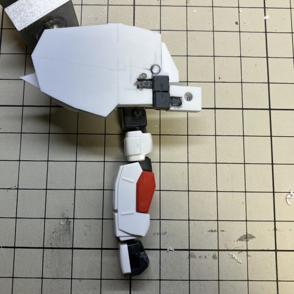 肩を進めていく。一部関節にはボールデンを使用。5mm角に3mm穴のジョイントが市販されているのは嬉しい。作るのは大変なので。変形は可能。また、関節を追加することで肩を動かさずに腕だけ前に出す事も可能。これで例のポーズもできる…が、装甲をスライドさせなくても干渉せずに腕を前に出せてしまう…。強度的にはこれでいいんだけど。強度を取るか、ロマンを追い求めるか…。あ、これHGUCベースです。（3枚目）