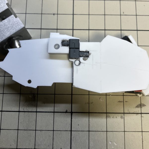 肩を進めていく。一部関節にはボールデンを使用。5mm角に3mm穴のジョイントが市販されているのは嬉しい。作るのは大変なので。変形は可能。また、関節を追加することで肩を動かさずに腕だけ前に出す事も可能。これで例のポーズもできる…が、装甲をスライドさせなくても干渉せずに腕を前に出せてしまう…。強度的にはこれでいいんだけど。強度を取るか、ロマンを追い求めるか…。あ、これHGUCベースです。（5枚目）