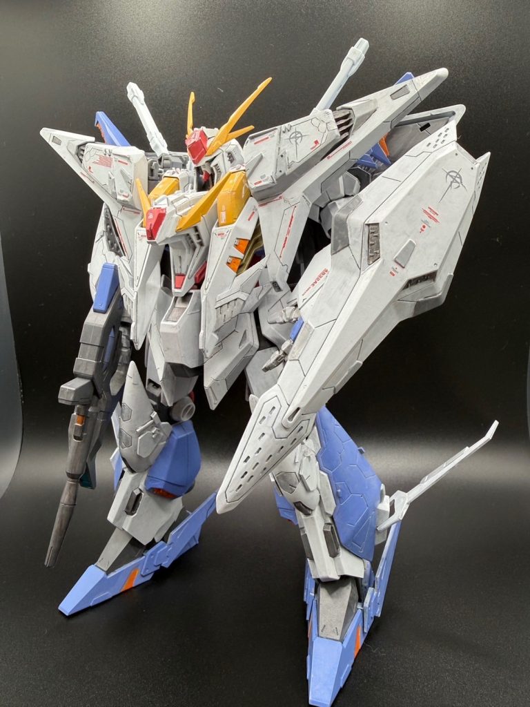 デカールを貼りガンダムトップコートで仕上げて完成です。以下ポージングになります。