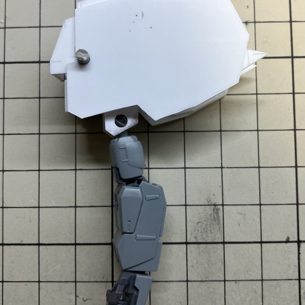肩を進めていく。一部関節にはボールデンを使用。5mm角に3mm穴のジョイントが市販されているのは嬉しい。作るのは大変なので。変形は可能。また、関節を追加することで肩を動かさずに腕だけ前に出す事も可能。これで例のポーズもできる…が、装甲をスライドさせなくても干渉せずに腕を前に出せてしまう…。強度的にはこれでいいんだけど。強度を取るか、ロマンを追い求めるか…。あ、これHGUCベースです。（6枚目）