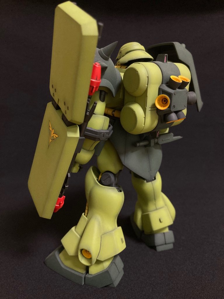 シールドのネオジオンマークは塗装で再現しました