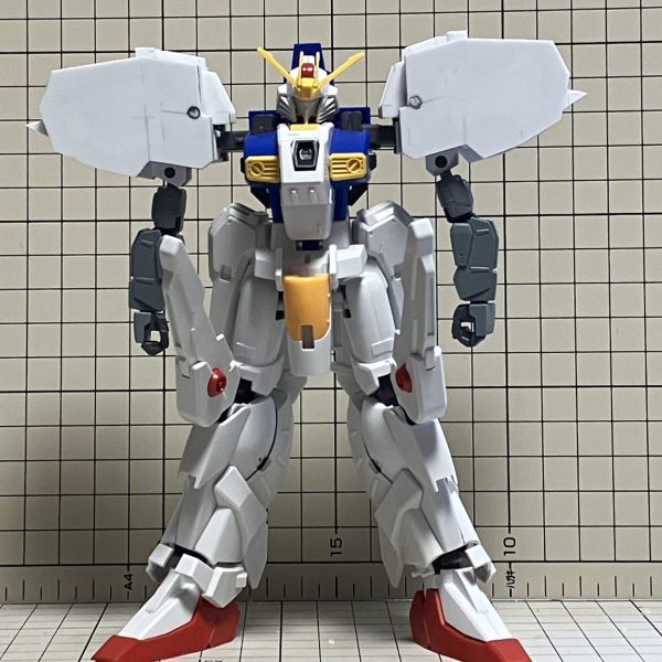 肩を試作。思ったより大きくなった…。その分ちゃんと変形も問題なくできた…か…？肩と腕の間に関節を追加しているため肩はそのまま、腕には前に出てもらうようにすることが可能に。ですので例のポーズも取らせることは可能。…ただ肩を入れられるようにしないと…。&nbsp;次は胴だな。（3枚目）