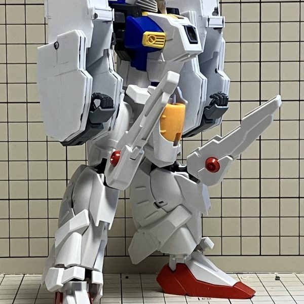 肩を試作。思ったより大きくなった…。その分ちゃんと変形も問題なくできた…か…？肩と腕の間に関節を追加しているため肩はそのまま、腕には前に出てもらうようにすることが可能に。ですので例のポーズも取らせることは可能。…ただ肩を入れられるようにしないと…。&nbsp;次は胴だな。（7枚目）