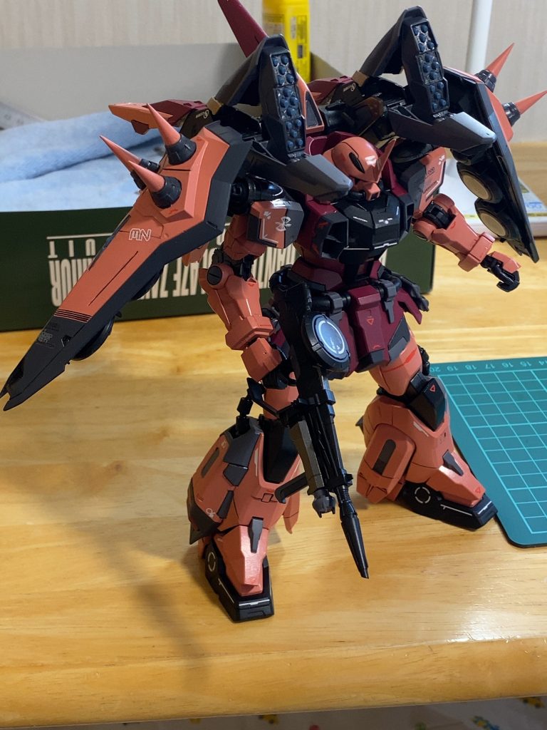 プラ板でちょっとディテールの追加(胸部まわり)マスキングによる塗り分けスパイクアーマーをオプションパーツセットに変更しました。あと内部装甲がチラ見えできるように一部加工しました。