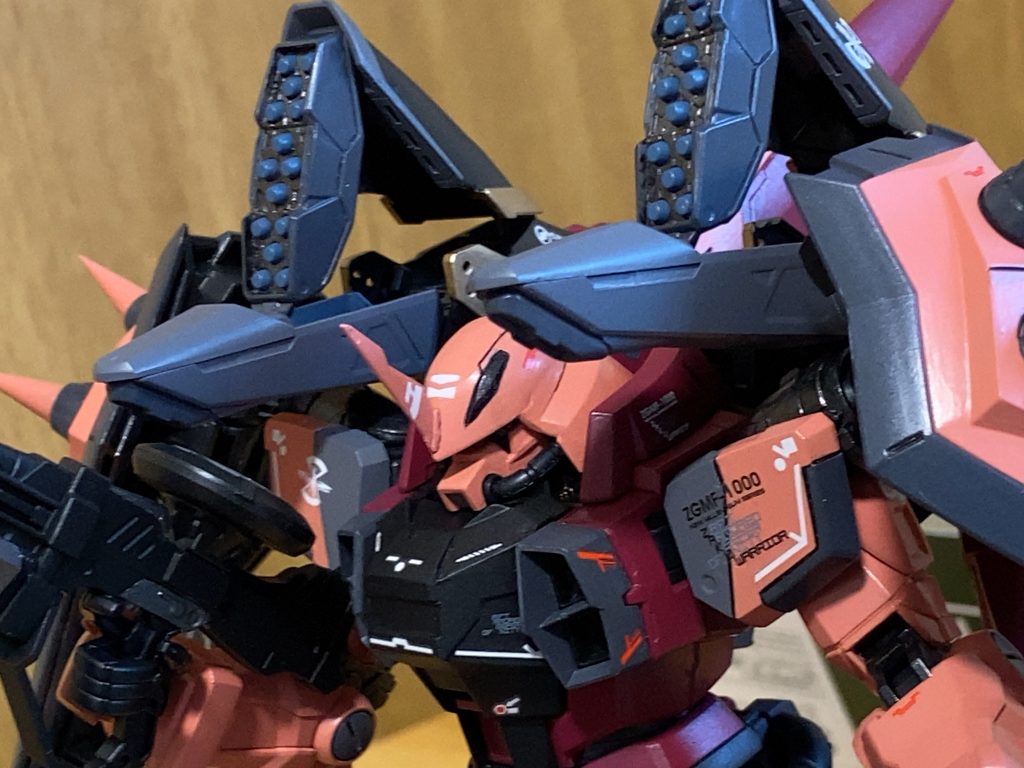 ガンダムカラーのシャアピンクとシャアレッドをメインで筆塗りです。