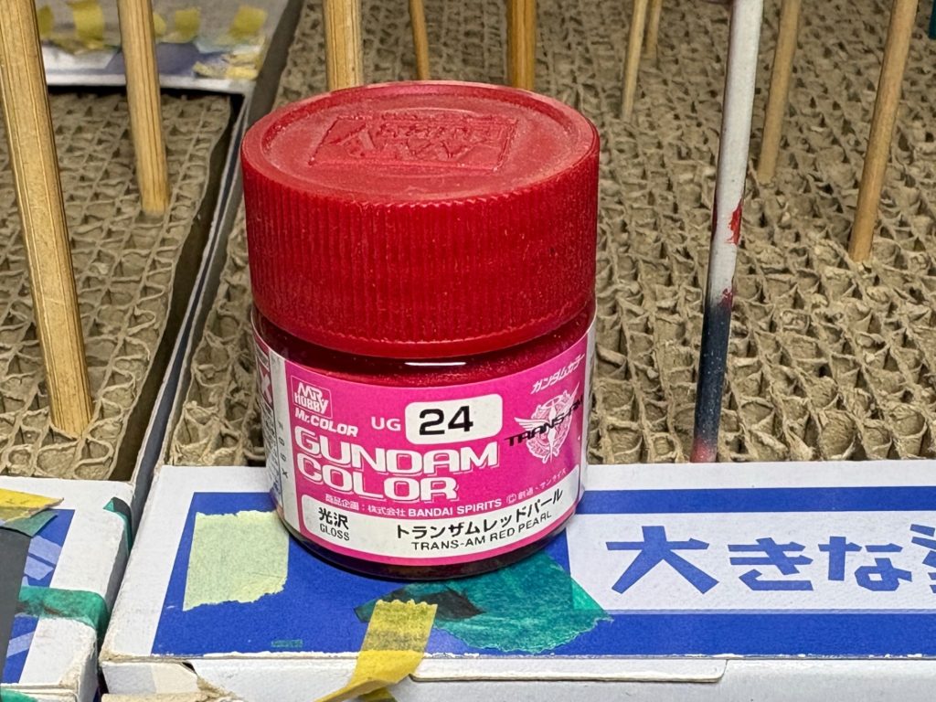 フレーム色部にガンダムカラーUG24トランザムレッドパールを使用クリアでない成形色の部分を塗るだけで安っぽさが減ります。塗膜を厚くしたくなかったので、今回は下地色は塗っていません。