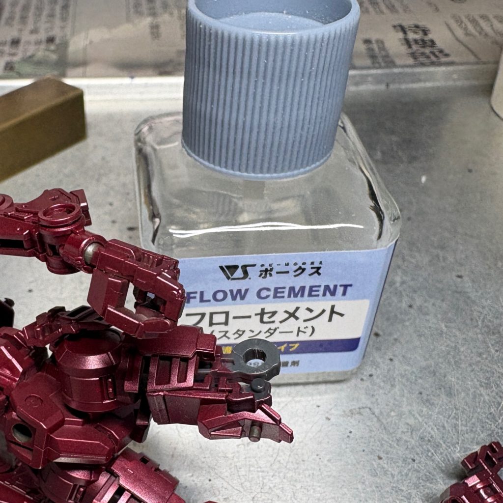 破損部1塗装後の分解時にアドバンスドMSジョイントの膝の部分が破損、ABS部分なのでフローセメントで修復。ゆるくはなりましたが、今のところ壊れていません。MSジョイントを塗装する際はガイアプライマーを吹いてから塗装していますが、溶剤の浸透による素材の劣化や塗膜厚による可動部の負荷増で破損トラブルが多発しているので、特に組み立て後の塗装や可動部への塗装はおすすめしません。