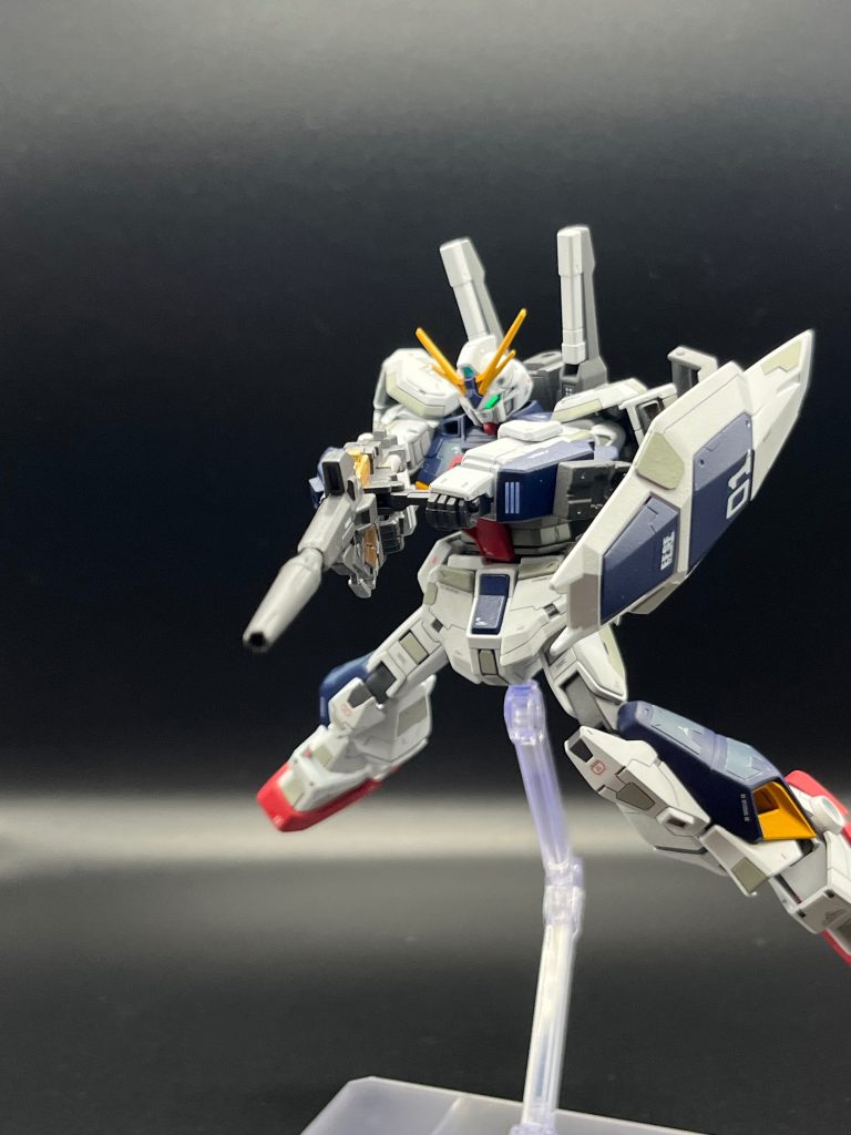 可動域がアップしたのでグリップ持ちもできます。ただ、肩アーマーがボディに干渉して少し塗装がハゲました。