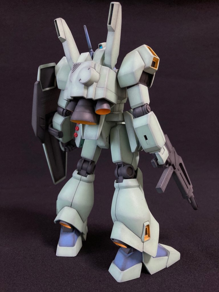 このシリーズの機体は背中がやたらとカッコいいなぁ✨