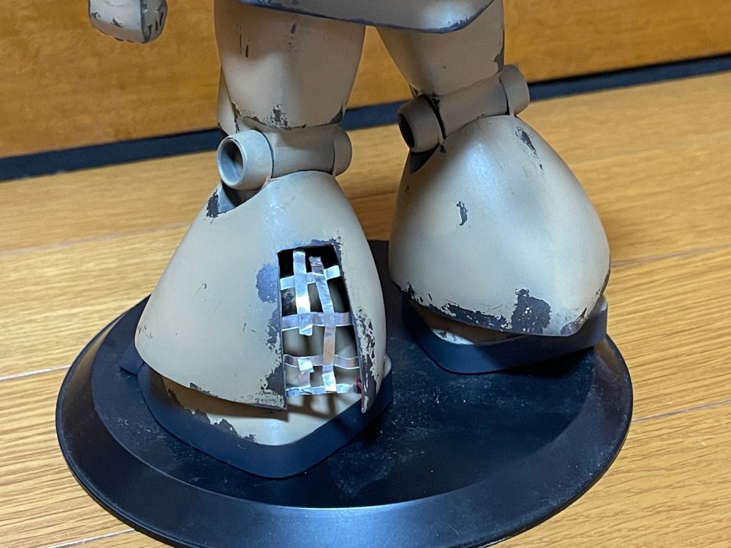 　成形不良部は被弾して内部フレームが露出した状態をアルミテープの細切りで再現