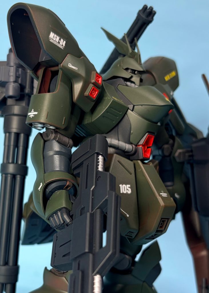 ビルドパーツのガトリングやデミトレーナーのライフルなどを装備。ビルドパーツを使っているので切ったり削ったりはしないハメ込みだけの簡単改造。