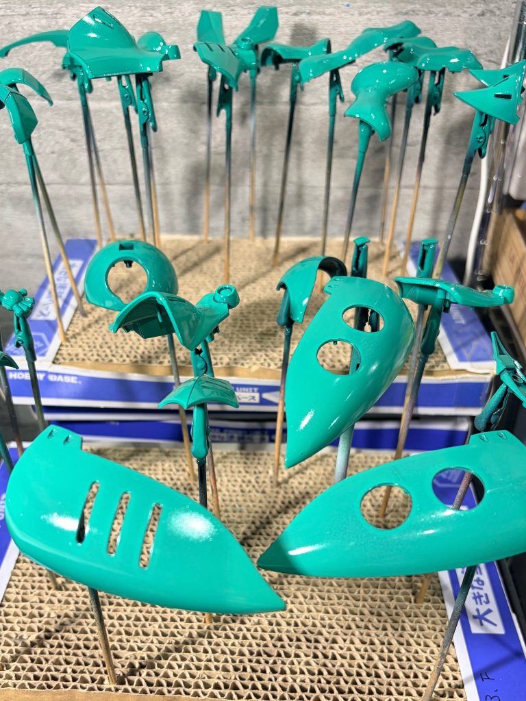 ちなみにパール塗装する前のエメラルドグリーンはこんな感じ。全然変わってしまいますね。
