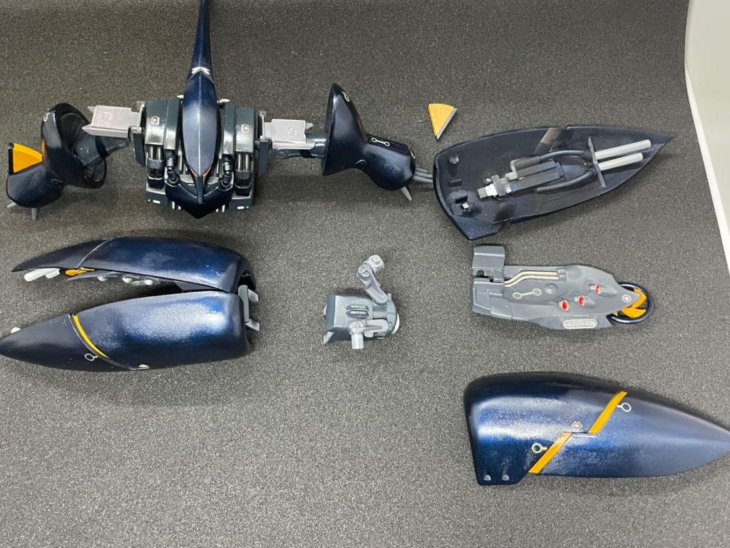 上半身。腕部の展開状態は磁石。バインダー内部はスライド機構と隙間ができたのでチューブを這わせてディティールに。肩パーツは分割して組む時の負担軽減に。