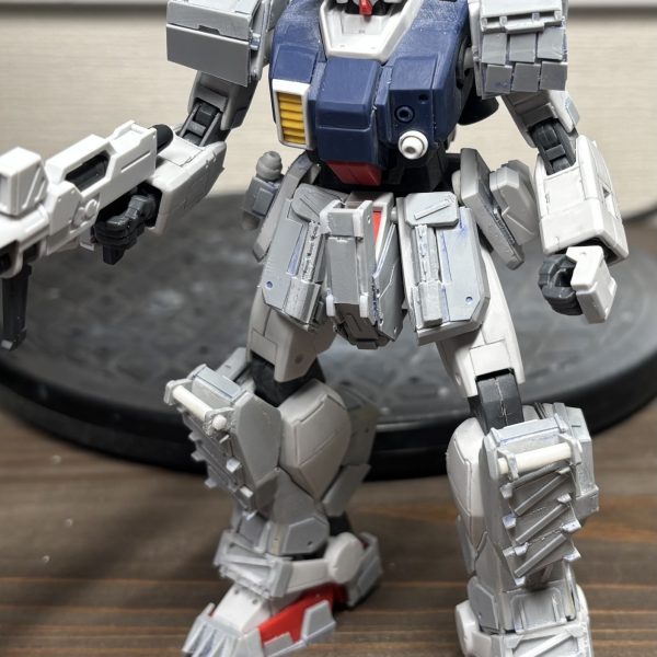 肩アーマーをディティールアップしましたがかなり自分の中では納得できたかなー。追加アーマーは左右非対称にしてみたけど左がちょっと冗長的というか…もう一捻り入れないといかんかなぁ。GWでじっくり時間取れるので納得いくまでいじり倒そう。（4枚目）