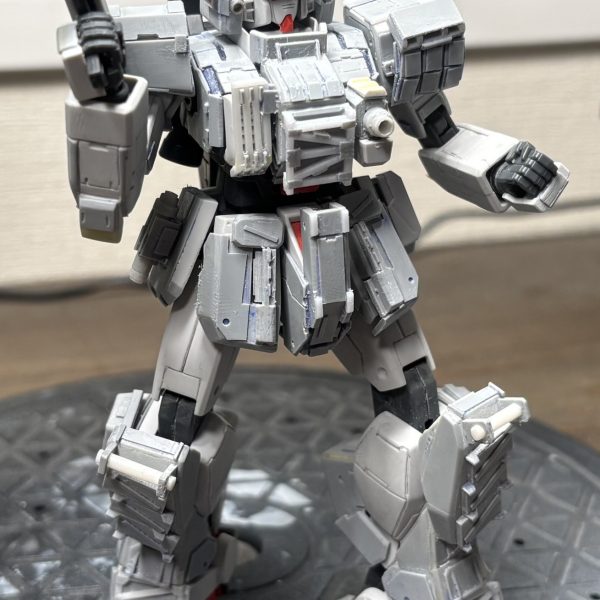 もう灰色すぎて、アーマー部分と素体の境がわからない…(zaku-kao4)対爆スーツのような首元にもアーマー入れてみたくてやってみしたが結構好きかも。さてこっからは阿呆ほど火力増強に向かいます！（2枚目）