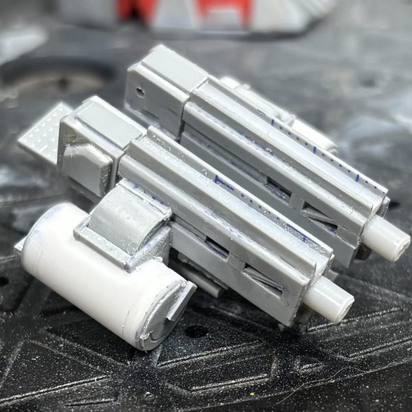 両腕に武装をスクラッチ中。左腕の大型ミサイルランチャーは出張の時の使い捨てカミソリのケースを利用してます。ええ感じに肉抜きされてるんですよね。右腕のダブルマシンガンは色々悩み中ですが、本体の造形としては好みに。一応前後にスライドできます。両方とも基部になってるパーツのディティールを追加したり、グリップやトリガー機構を作らなきゃ。想定通りのいかつさになってきました。（4枚目）