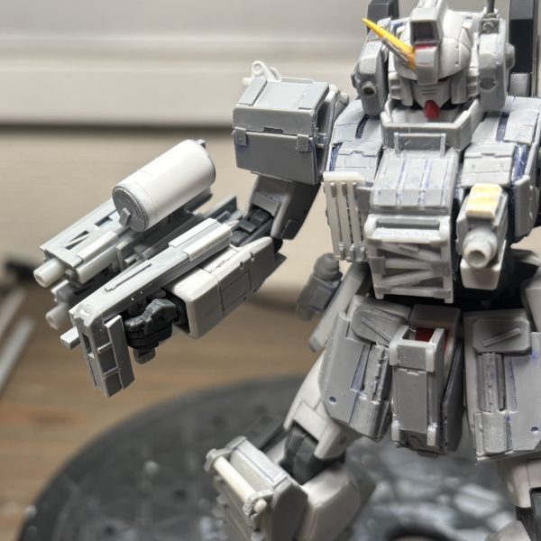 両腕の武装のグリップ、トリガー機構やらを作りました。さて肩やらバックパックに武装作っていきます。（2枚目）