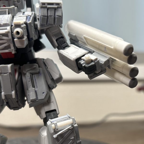両腕の武装のグリップ、トリガー機構やらを作りました。さて肩やらバックパックに武装作っていきます。（3枚目）