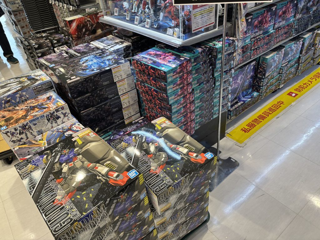 作品名：パラレルワールド<p>仕事の出先でビックカメラに行ったらガンプラ沢山あった…帰りきさらぎ駅にでも行ってしまわないか不安。アッガイ君、消耗品と一緒に購入。 わーい！定価で店頭で買うなんて何年振り？というか昔は安売りされてたから定価で買ってないす [&hellip;]</p>
