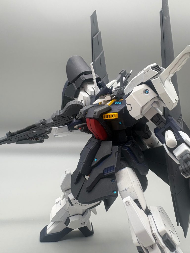 機体の大部分はトーリスリッターで構成されています。&nbsp;今回初めてプラモにネオジムを使用してみました。2ミリのネオジムを各部位に数個ずつ配してみましたが、取り付けと保持力が難しい部分がありました💦また、可動に伴う塗装の剥離もたくさん出来てしまいました😢でも換装システム再現等プレイバリューの高い仕上がりになって満足です。次回はもっとネオジムを有効活用したり、可動の際の塗装ハゲなんかにも気を遣って作成していきたいです😊貴重な時間を使って見ていただき、ありがとうございました。