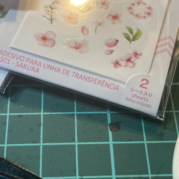 ダイソーにあった水転写ネイルシールは貼りやすいんだけど2枚入りと小さく書いてました（いや買う前に読め）｡知らずに4枚も買ったからクッソ余るやん！（2枚目）