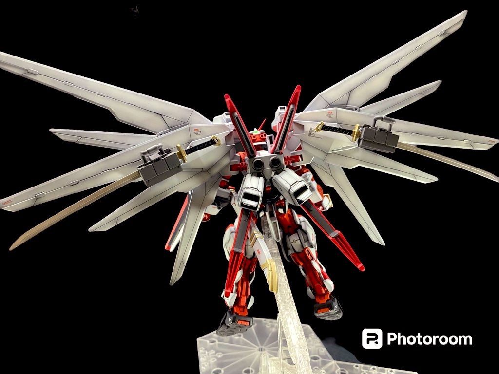 ウィング背面にはガーベラストレート用のハンガーを搭載。フレキシブルに可動し更に射出機能も搭載されているので容易に抜刀可能。