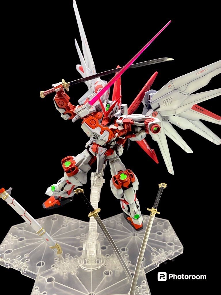 なんとか形にできたオレの最強レッドフレーム（笑）肩部はデミバーディング、脚部は戦国アストレイ、フライトユニットはウィング部をフリーダムに。