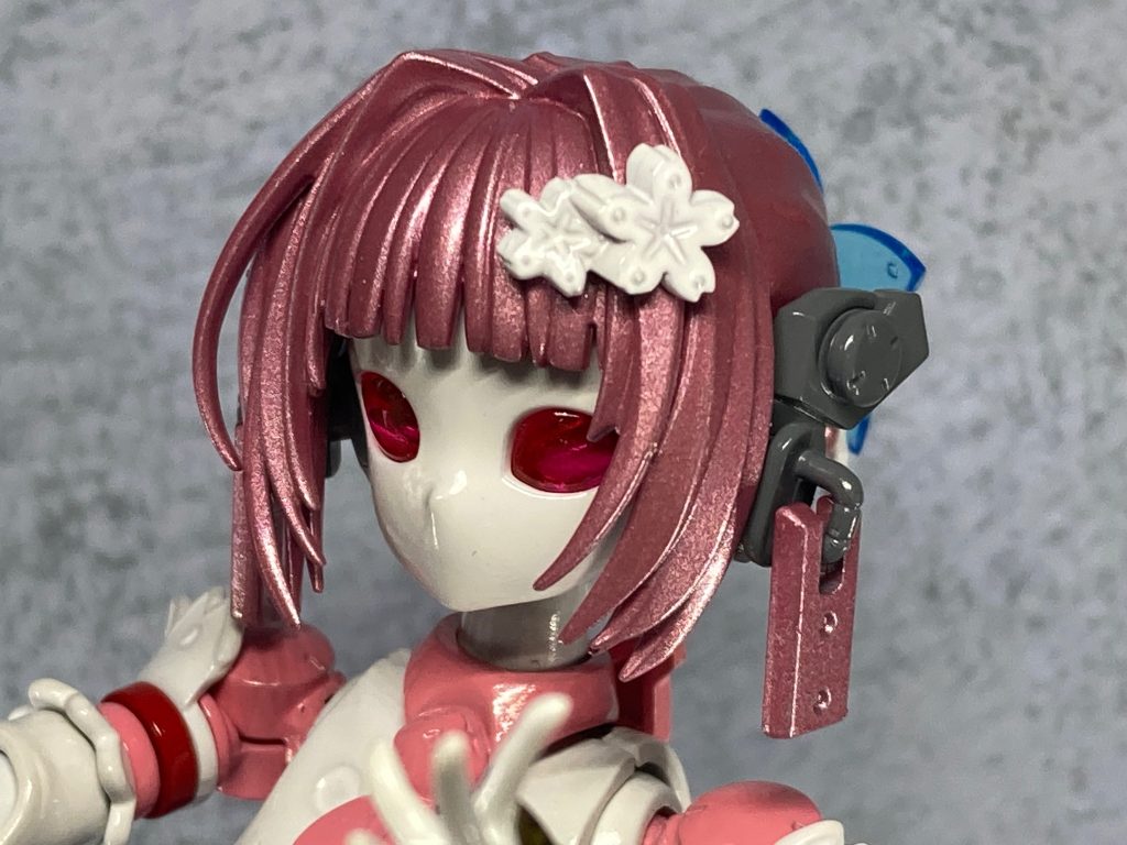 頭部は30MSとアチェルビーを合わせた物ですが､よりロボっぽさと人間要素を出してます｡30MSのヘッドギアでピアスを付けれるようにしてます｡