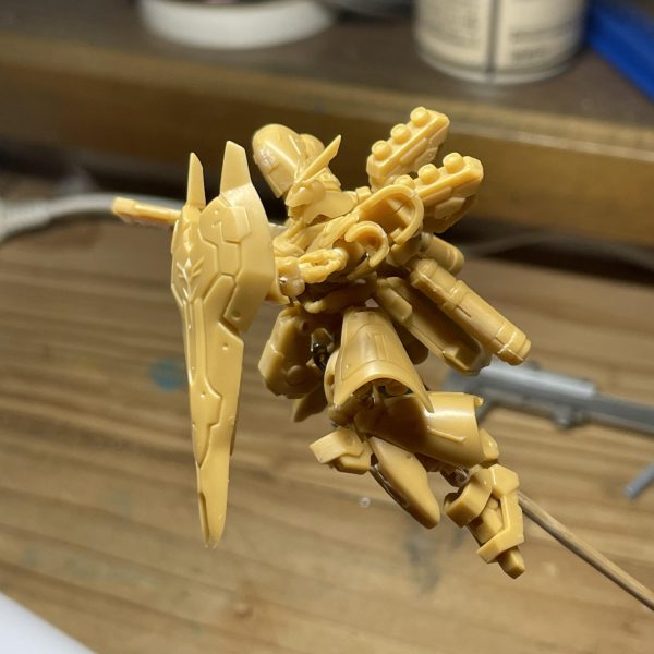 間違い探しレベルの進み具合ですが肩の後ハメにマグネット埋めました。腰の接続もアルミ線を打ち直して回転出来るようにしました。工作大まかに出来て来たかなと思っていたのですが、肩アーマーの中が丸見えなのになんかスカスカなのと、ファンネルコンテナが気になってきました。（4枚目）