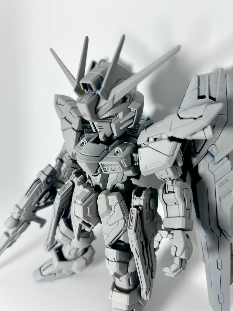 クリアのままだとモールドなど分からないので捨てサフ吹いてみました(gundam-kao6)ディアクティブモードみたいですね笑普通にカッコいいじゃないですか…‼︎SDのサイズ感にこのディティールの細かさ！