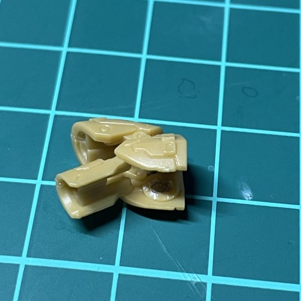 間違い探しレベルの進み具合ですが肩の後ハメにマグネット埋めました。腰の接続もアルミ線を打ち直して回転出来るようにしました。工作大まかに出来て来たかなと思っていたのですが、肩アーマーの中が丸見えなのになんかスカスカなのと、ファンネルコンテナが気になってきました。（2枚目）
