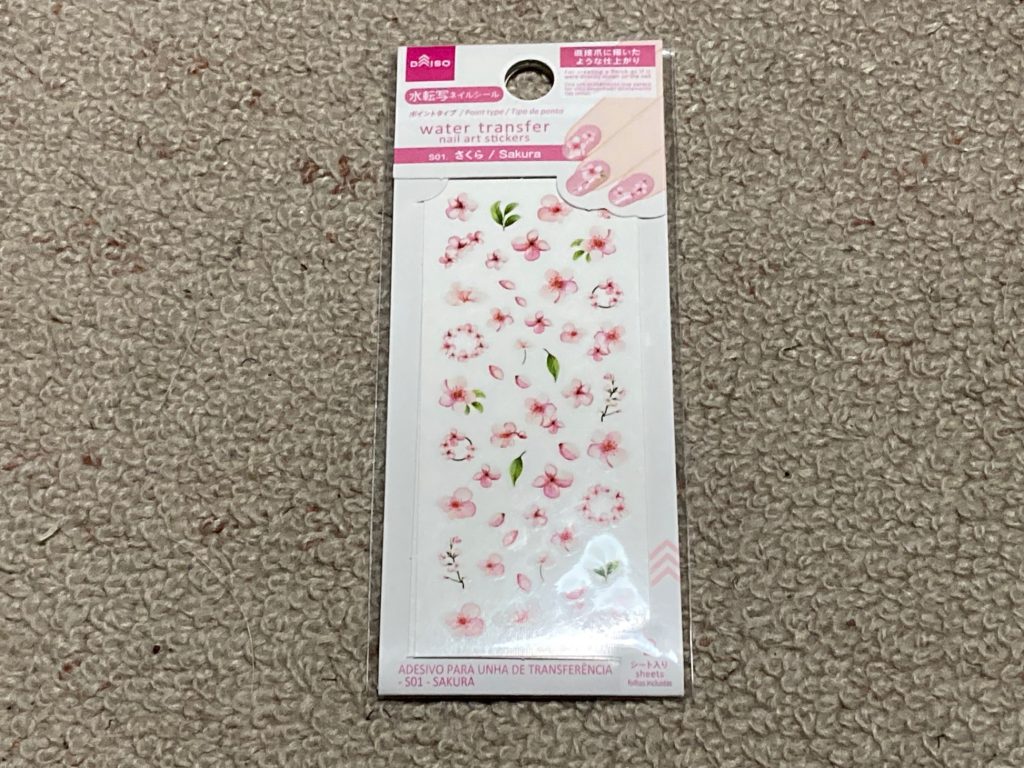 胴体はモビルドールサラですが…､股関節の軸を30MSに交換してます(多少加工してますが…)｡無数に貼られた桜は百均の水転写ネイルシール｡ネイルシールですが模型の水転写デカールと使い方はほぼ一緒です。