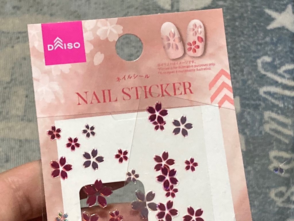ドレスの内側は夜桜をイメージ｡あえてメタリックな桜のネイルシールを使ってます｡こっちは貼るだけなのでカンタン｡ただ､買う枚数少なくて2枚しか買えずでしたが､ギリギリいい感じに貼れました。