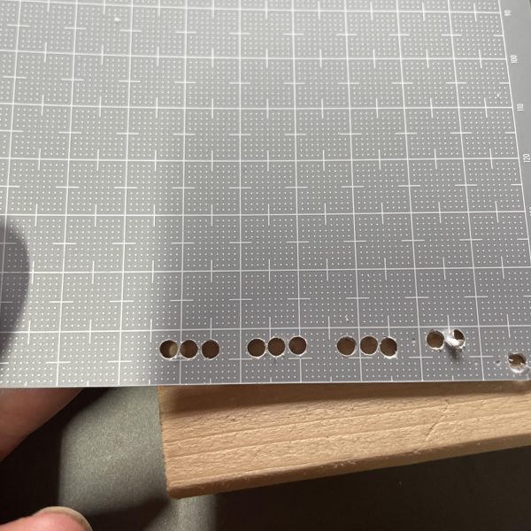 右ファンネルコンテナオープンしました。0.5mmのプラ板で作ったのですが薄板への穴あけがこんなに難しいと思いませんでした、、、ドリルの歯が食い込み過ぎてすぐ千切れて穴が丸くならない💦ファンネルは息子が製作中のSDデスサイズのランナーを拝借。元のファンネルより0.4mm程太いですが妥協です。塗り分けの為マグネットで脱着できます。（2枚目）