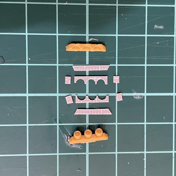 右ファンネルコンテナオープンしました。0.5mmのプラ板で作ったのですが薄板への穴あけがこんなに難しいと思いませんでした、、、ドリルの歯が食い込み過ぎてすぐ千切れて穴が丸くならない💦ファンネルは息子が製作中のSDデスサイズのランナーを拝借。元のファンネルより0.4mm程太いですが妥協です。塗り分けの為マグネットで脱着できます。（3枚目）
