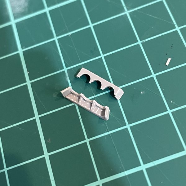 右ファンネルコンテナオープンしました。0.5mmのプラ板で作ったのですが薄板への穴あけがこんなに難しいと思いませんでした、、、ドリルの歯が食い込み過ぎてすぐ千切れて穴が丸くならない💦ファンネルは息子が製作中のSDデスサイズのランナーを拝借。元のファンネルより0.4mm程太いですが妥協です。塗り分けの為マグネットで脱着できます。（4枚目）