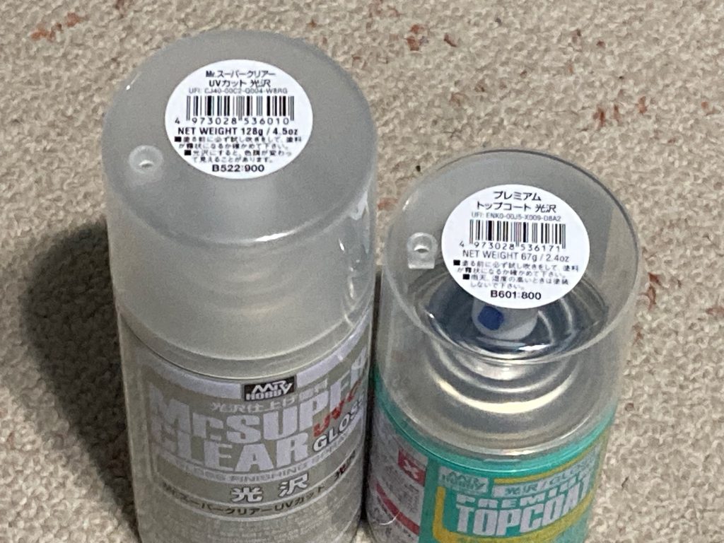 最後に使用した塗料になります｡腕の金部分は金色のマッキー使ってます｡サフカラーをメインカラーとしてよく使う理由は普通の缶スプレーより色乗りがいいからです｡白サフは何回も使ってます。