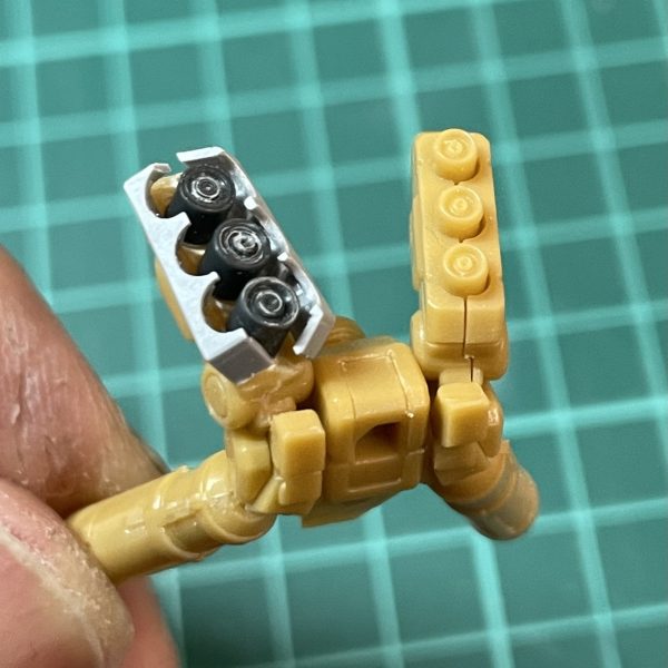 右ファンネルコンテナオープンしました。0.5mmのプラ板で作ったのですが薄板への穴あけがこんなに難しいと思いませんでした、、、ドリルの歯が食い込み過ぎてすぐ千切れて穴が丸くならない💦ファンネルは息子が製作中のSDデスサイズのランナーを拝借。元のファンネルより0.4mm程太いですが妥協です。塗り分けの為マグネットで脱着できます。（5枚目）