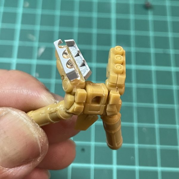 右ファンネルコンテナオープンしました。0.5mmのプラ板で作ったのですが薄板への穴あけがこんなに難しいと思いませんでした、、、ドリルの歯が食い込み過ぎてすぐ千切れて穴が丸くならない💦ファンネルは息子が製作中のSDデスサイズのランナーを拝借。元のファンネルより0.4mm程太いですが妥協です。塗り分けの為マグネットで脱着できます。（6枚目）