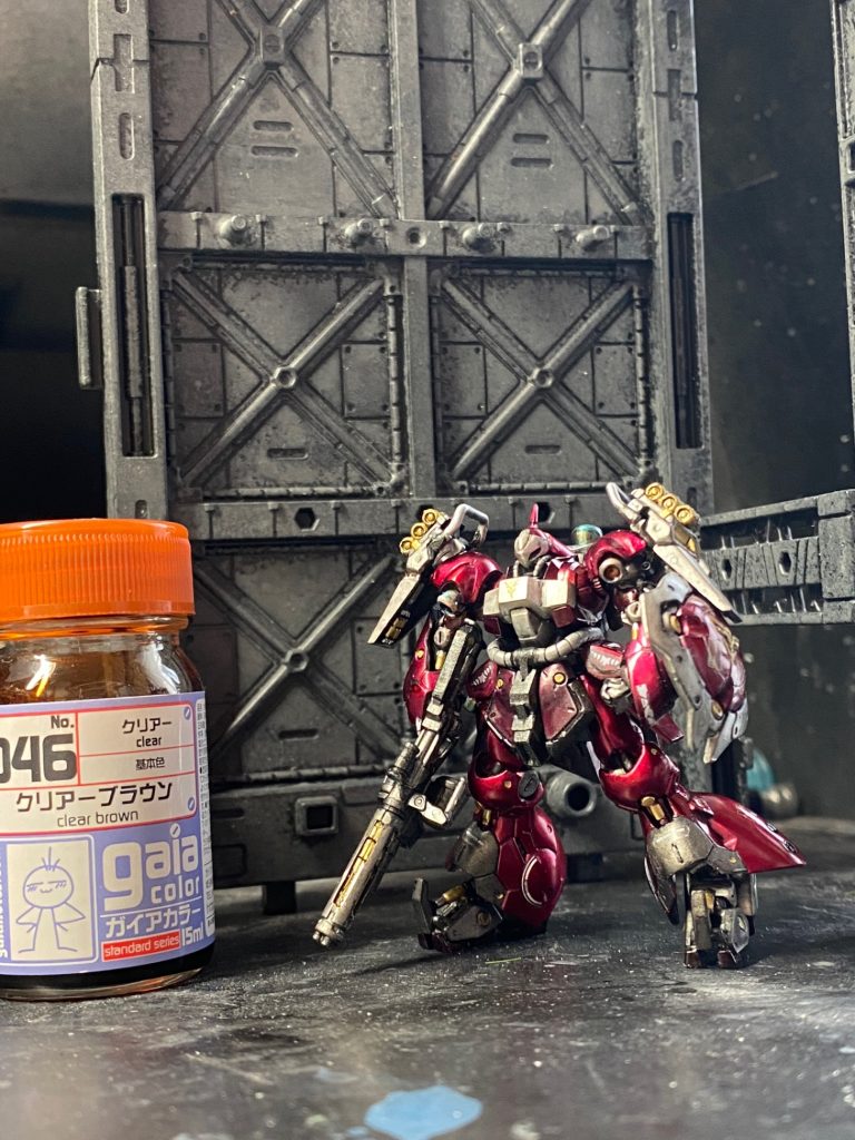 サフ塗って、シルバーとガンメタ塗っ時点で塗膜が厚くなってデティールが消えかけて、一部塗装剥がししたらパーツが割れちゃって、結局エアブラシ。指の太いおじさんにはキツイ。