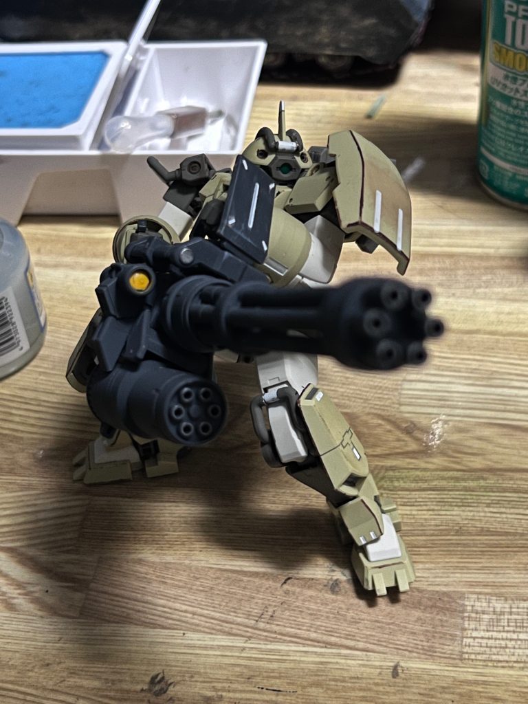ジャイアントガトリングが重いので構える姿勢は非常に安定感が高い