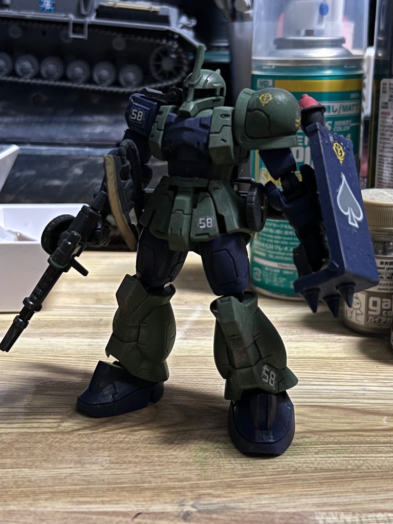 ガンダムマーカーと墨入れのみでこの仕上がり旧ザクにフル武装に盾持ちってことは歴戦のパイロットじゃねってことでツノ付きにした