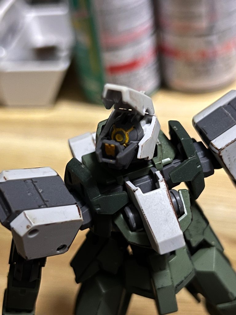 劇中ではなかったけどグレイズ系特有のフェイスオープンができる、ガンダムマーカーでカメラ部分は塗りましたそしてここで胸の部分の黄色を塗り忘れているのに気がついた