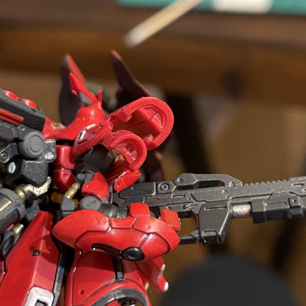 肩アーマーの厚みがやっぱり気になったので先達方をパク、、参考にして一段掘り込み、3mmプラ棒から削り出したバーニアつけました。膝シリンダー切っぱなしだったので、アルミ1.5mm針金にアルミ1mm針金を差して作成しました。これによって膝の可動は死にました。（2枚目）