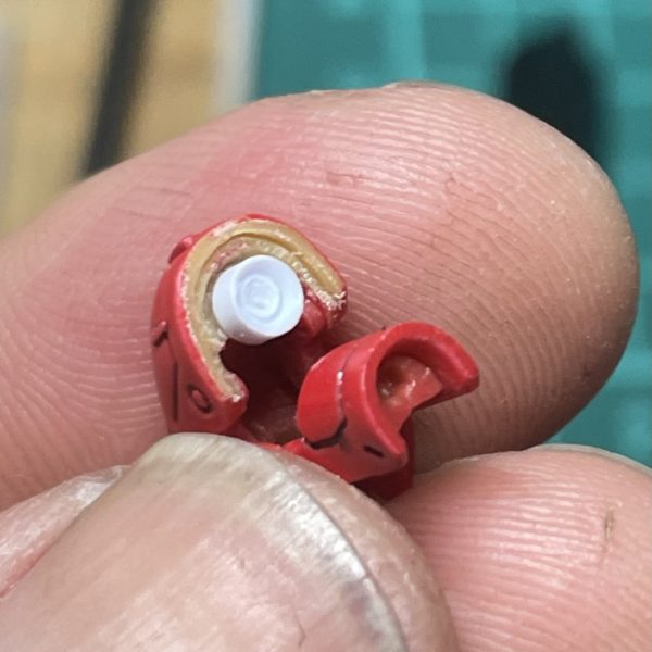 肩アーマーの厚みがやっぱり気になったので先達方をパク、、参考にして一段掘り込み、3mmプラ棒から削り出したバーニアつけました。膝シリンダー切っぱなしだったので、アルミ1.5mm針金にアルミ1mm針金を差して作成しました。これによって膝の可動は死にました。（3枚目）