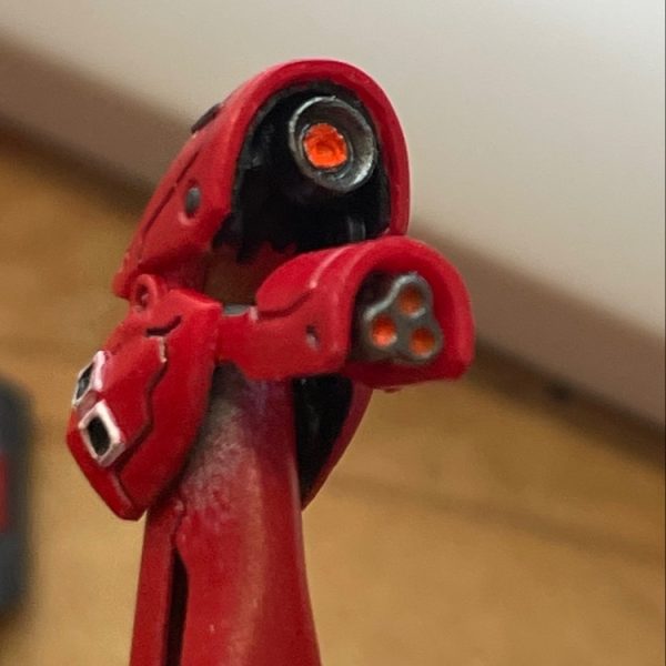肩アーマーの厚みがやっぱり気になったので先達方をパク、、参考にして一段掘り込み、3mmプラ棒から削り出したバーニアつけました。膝シリンダー切っぱなしだったので、アルミ1.5mm針金にアルミ1mm針金を差して作成しました。これによって膝の可動は死にました。（1枚目）