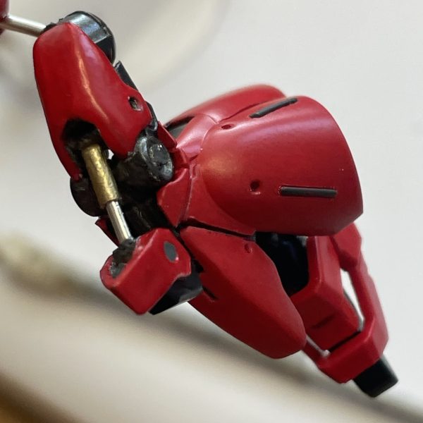 肩アーマーの厚みがやっぱり気になったので先達方をパク、、参考にして一段掘り込み、3mmプラ棒から削り出したバーニアつけました。膝シリンダー切っぱなしだったので、アルミ1.5mm針金にアルミ1mm針金を差して作成しました。これによって膝の可動は死にました。（4枚目）