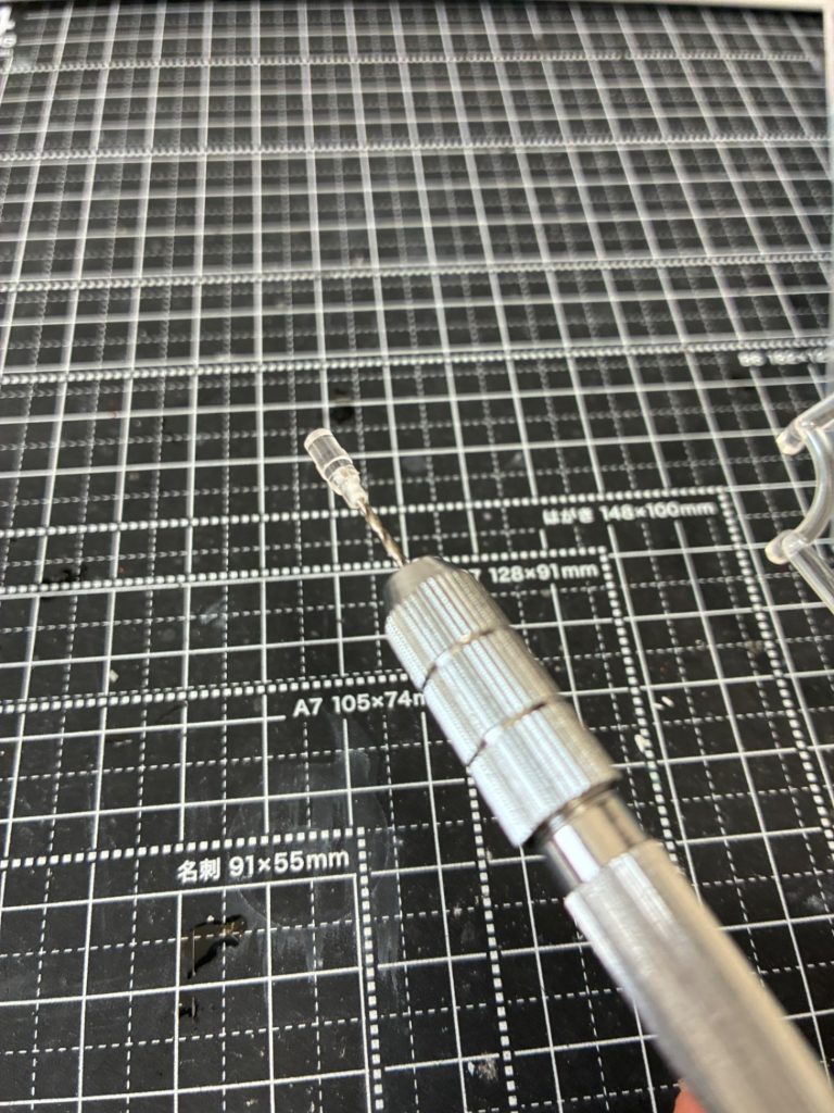 エンデュミオンの軸をピンバイスで地味に穴開けました。